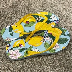 Vera Bradley Lemon pattern Flip Flops size 5/6 NWOT